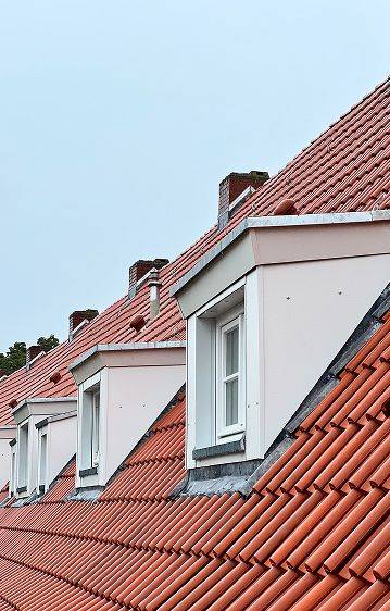 Altbau Dach mit Dachfenstern und einer neuen Dachdeckung