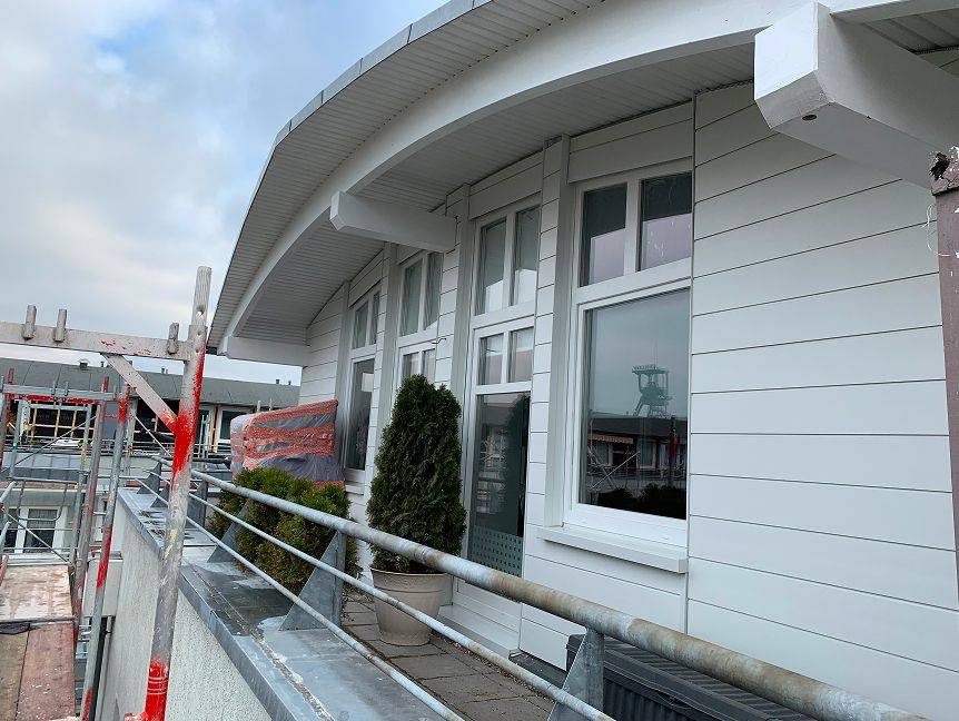 Weiße Fassade Terrasse